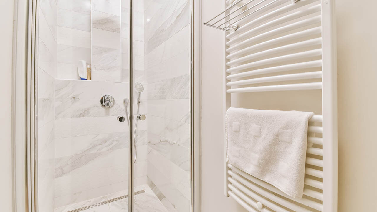 Ein Badheizkörper ist ein Heizgerät, das speziell für die Verwendung in Badezimmern entwickelt wurde. Es dient zur Erwärmung des Raums sowie zur Trocknung von Handtüchern und anderer nasser Kleidung.